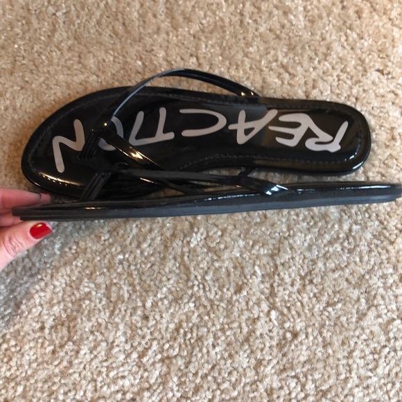 Kenneth Cole Reaction Black sandal thong Flip flops shoe size 10 - Picture 2 of 4